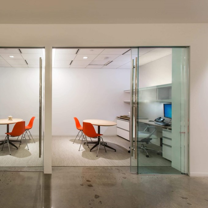 مقایسه درب اتوماتیک شیشه ای بدون فریم (فریم لس) و فریم دار ! مقایسه درب اتوماتیک شیشه ای بدون فریم (فریم لس) و فریم دار !