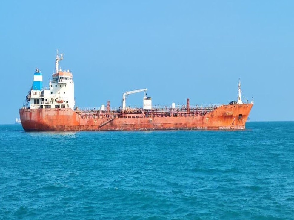 آسوشیتدپرس: یک نفتکش در آب‌های عمان هدف حمله پهپادی قرار گرفت 