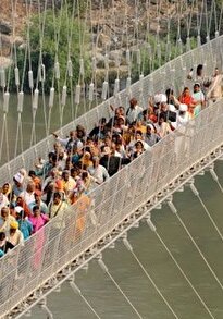 ویدیو / ۴۰ نفر کشته در پی فرو ریختن پل معلق در هند