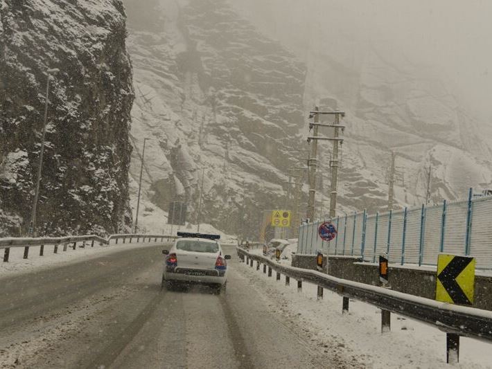 وضعیت ترافیکی و جوی جاده‌ها در صبح روز دوم سال 1402 / جاده کرج - چالوس و آزادراه تهران شمال بازگشایی شدند / بارش برف و باران و ترافیک سنگین در همه مسیر‌های منتهی به شمال / بارندگی در جاده‌های 10 استان