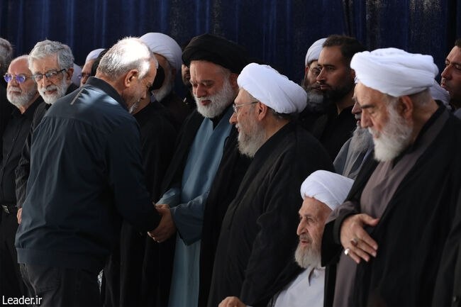 تصاویر/ فرزندان رهبر شهید انقلاب در کنار مسئولان تصاویر/ فرزندان رهبر شهید انقلاب در کنار مسئولان